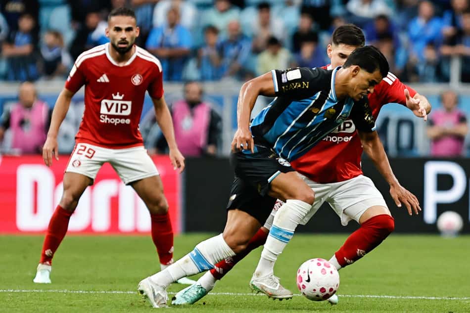 Grêmio e Internacional empataram em 1 a 1 pela 30ª rodada do Brasileirão (Foto: Roberto Vinicius/AGIF/Folhapress)