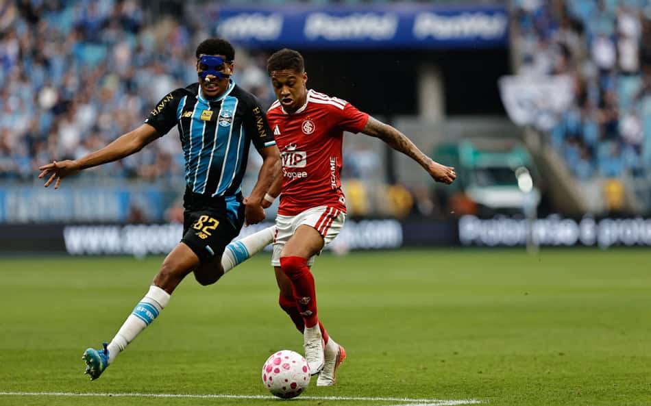 Grêmio e Internacional empataram em 1 a 1 pela 30ª rodada do Brasileirão (Foto: Roberto Vinicius/AGIF/Folhapress)