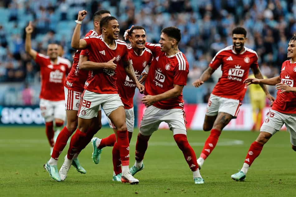 Grêmio e Internacional empataram em 1 a 1 pela 30ª rodada do Brasileirão (Foto: Roberto Vinicius/AGIF/Folhapress)