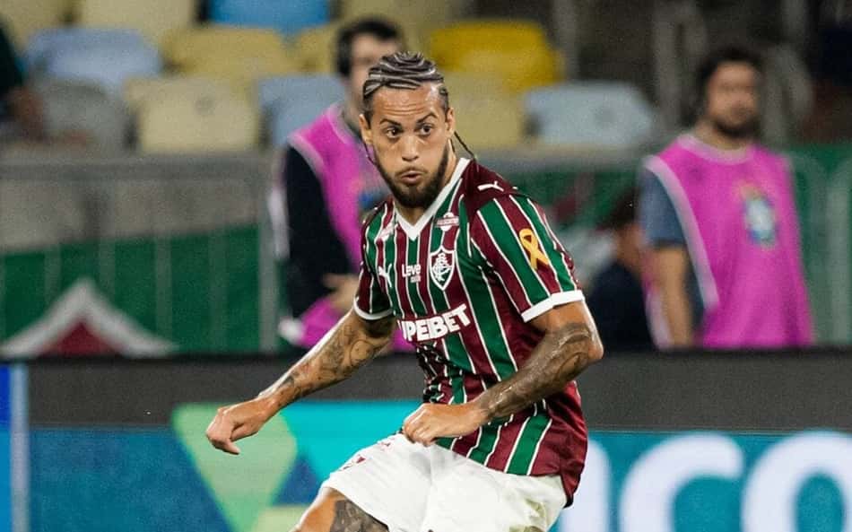 Guga, do Fluminense, recebe a marcação de Colidio, do Vasco