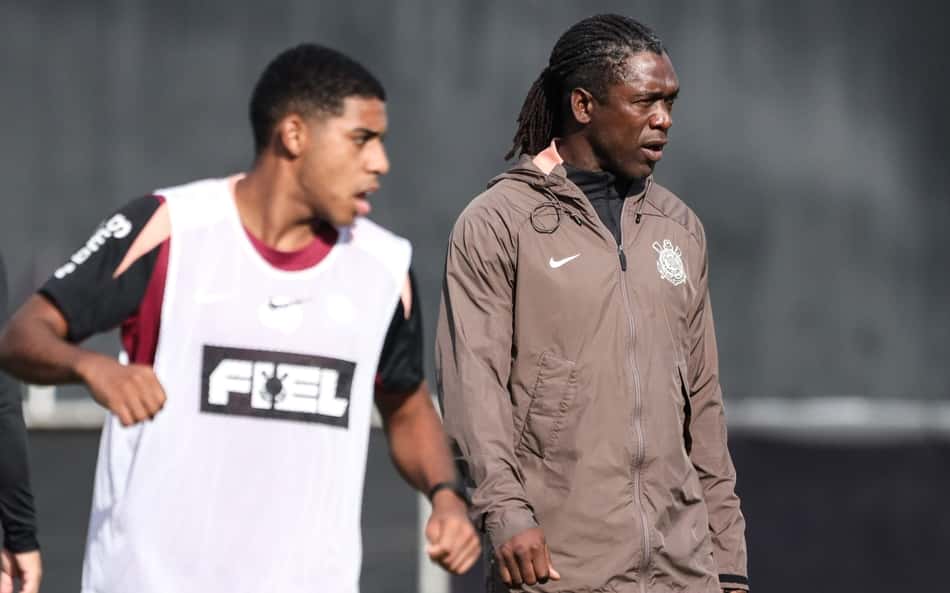 Treino do Corinthians tem conversa entre Seedorf e Garro, Charles agitado e gols de Gui Negão