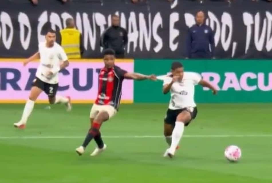 Gui Negão durante o lance