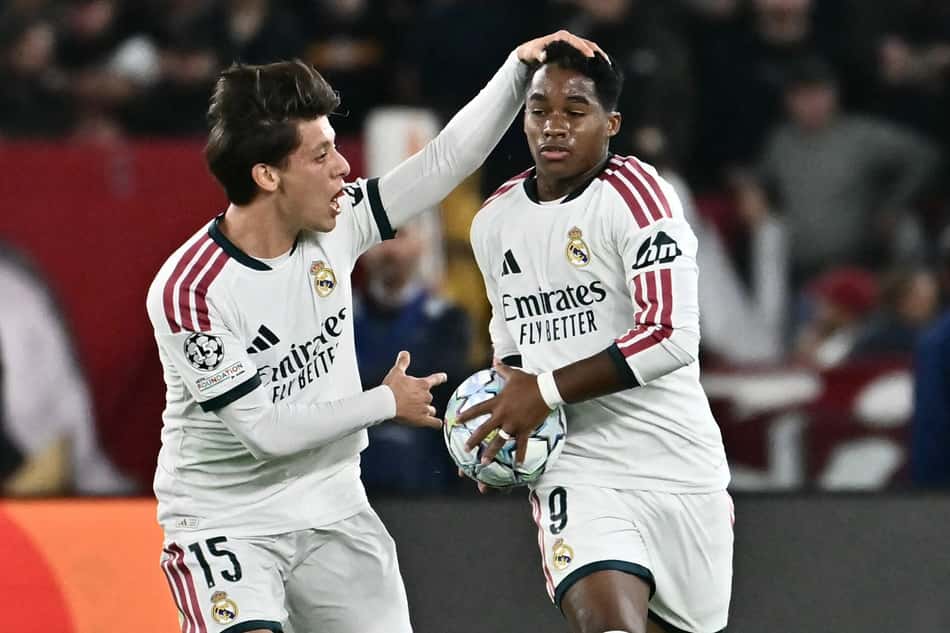 Güler abraça Endrinck após o gol do brasileiro no duelo entre Real Madrid e Roma