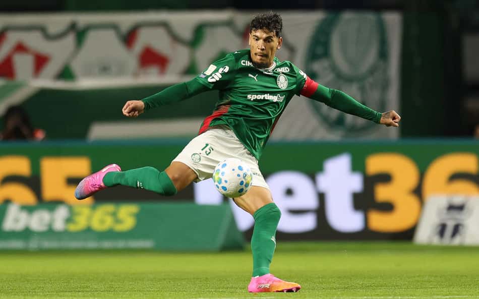 Gustavo Gómez chuta a bola na vitória do Palmeiras sobre o São Paulo