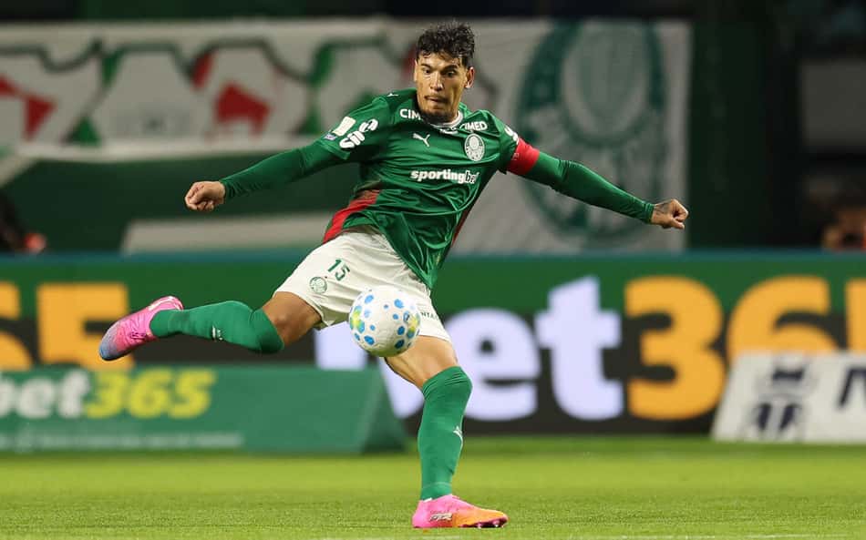 Gustavo Gómez chuta a bola na vitória do Palmeiras sobre o São Paulo