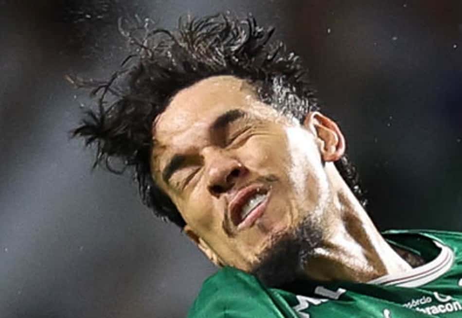 Gustavo Gomez disputa a bola com Hulk no triunfo do Palmeiras sobre o FLuminense