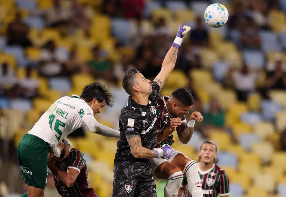 Gustavo Gómez disputa a bola com o goleiro Fabio no triunfo do Palmeiras sobre o Fluminense