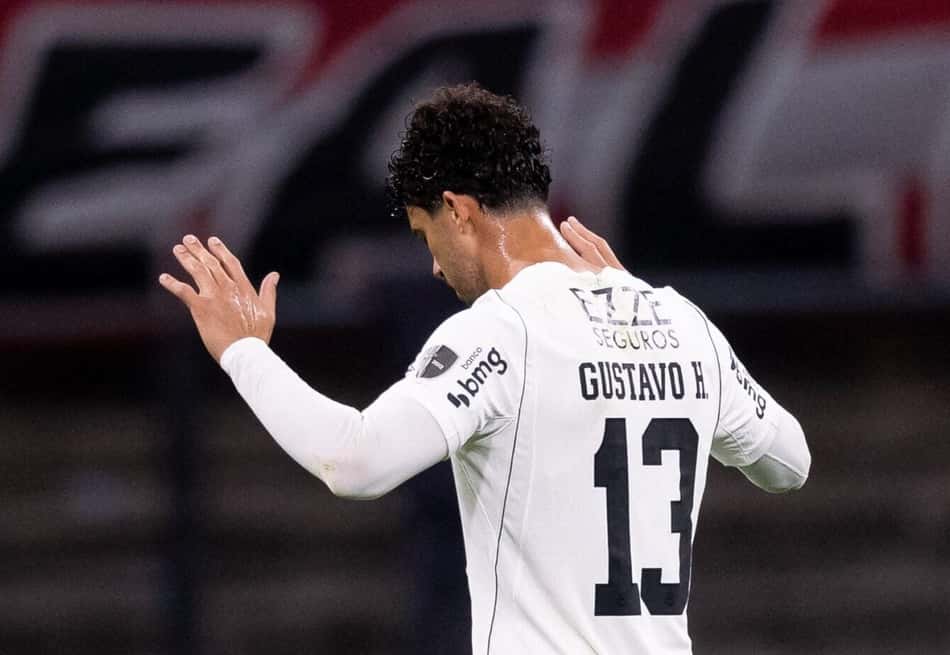 Gustavo Henrique vira artilheiro e lidera estatísticas em meio à crise 