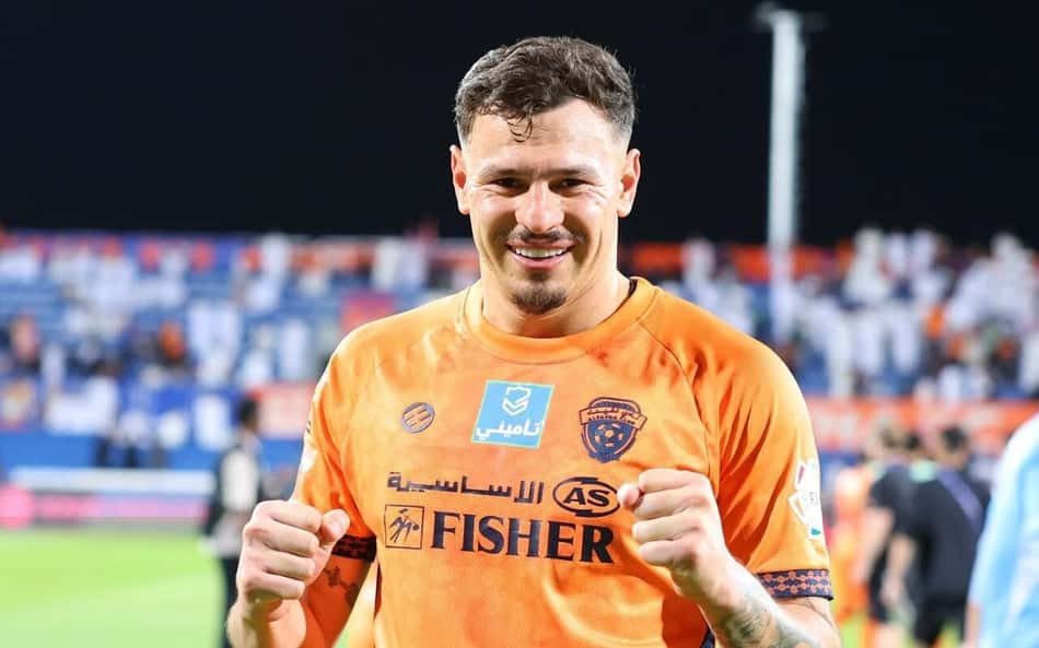 Hugo Moura comemorando com a camisa do Al Fayha