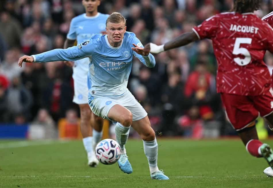 Haaland do Manchester City corre atrás da bola durante a partida da Premier League entre Liverpool e Manchester City