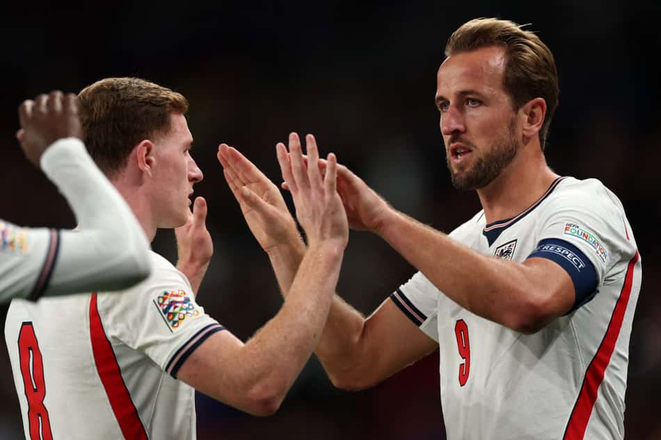 Médio: Harry Kane comemora gol da Inglaterra com Elliott Anderson na Nations League. (Foto: Adrian Dennis/AFP)