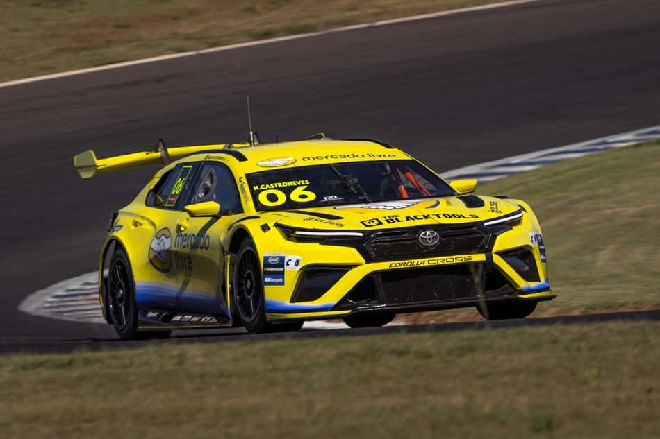 Helio Castroneves dirige o #06 Toyota Corolla Cross da equipe Mercado Livre em Cascavel.