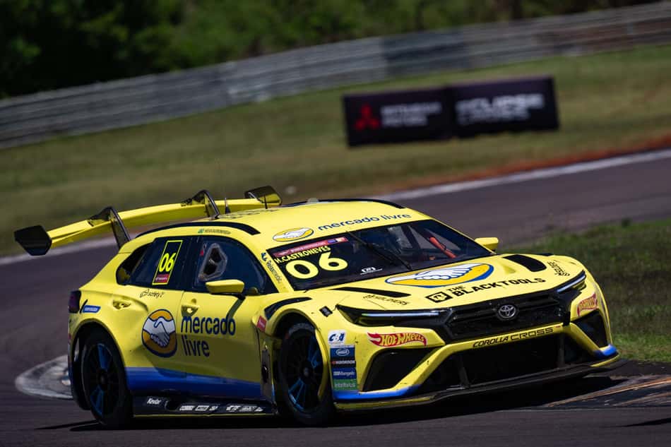 Helio Castroneves no volante do Corolla Cross #06 na Stock Car Brasil, patrocinado pela Mercado Livre.