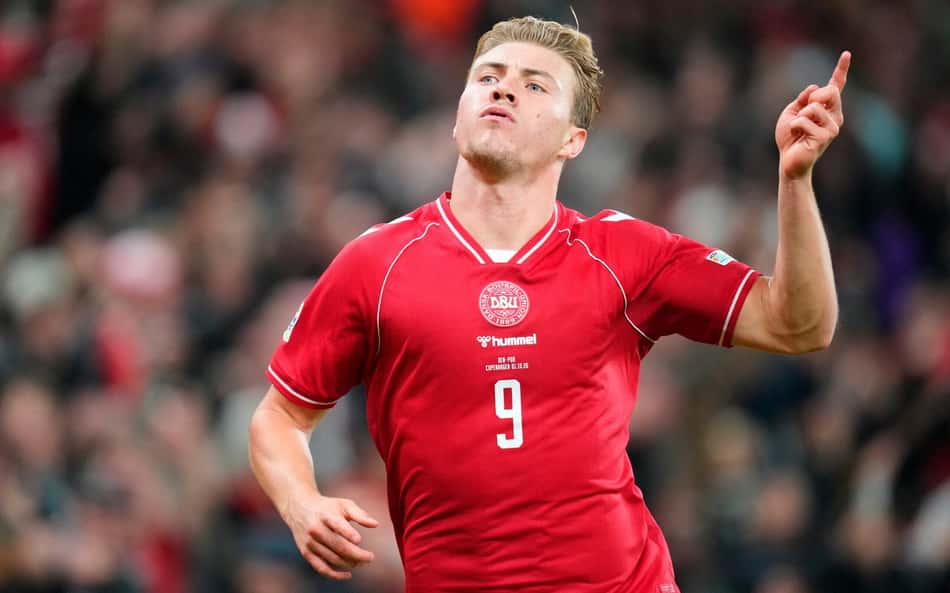 Hojlund comemora gol marcado pela Dinamarca contra Portugal em homenagem a Cristiano Ronaldo