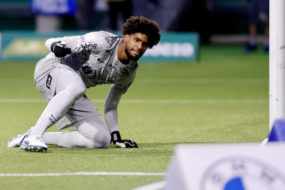 Hugo Souza durante o clássico