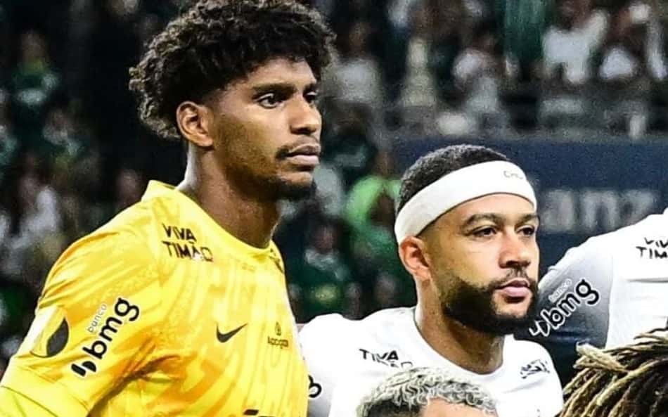Hugo Souza e Memphis em campo, Hugo de amarelo e Memphis com faixa na cabeça.