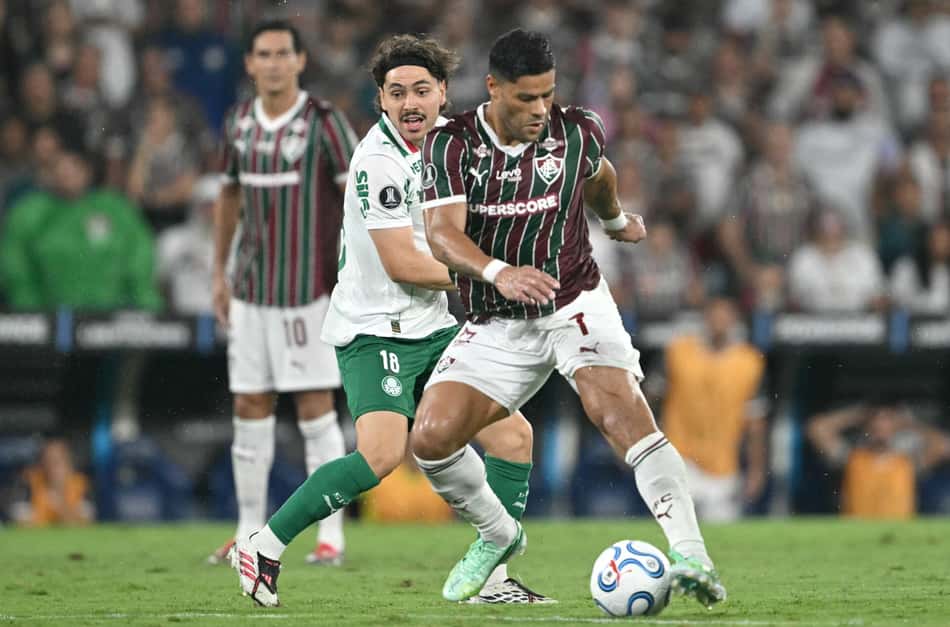Hulk sendo marcado por Maurício durante Palmeiras x Fluminense pela semifinal da Libertadores no Nubank Parque