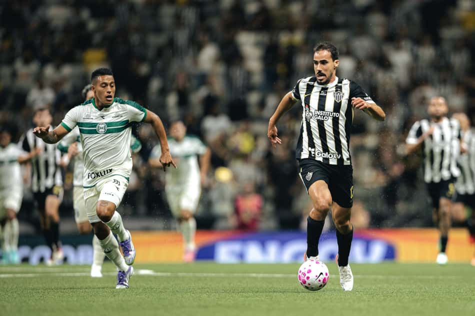 Jogador do Atlético Mineiro com a bola, cercado por adversários do Coxa, em campo no Atlético Mineiro x Coxa.