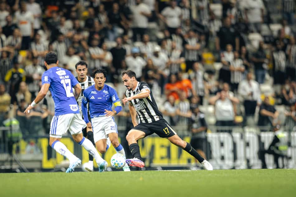 Igor Gomes (Atlético) disputando a bola contra Cruzeiro em Atlético x Cruzeiro, diante de torcedores.