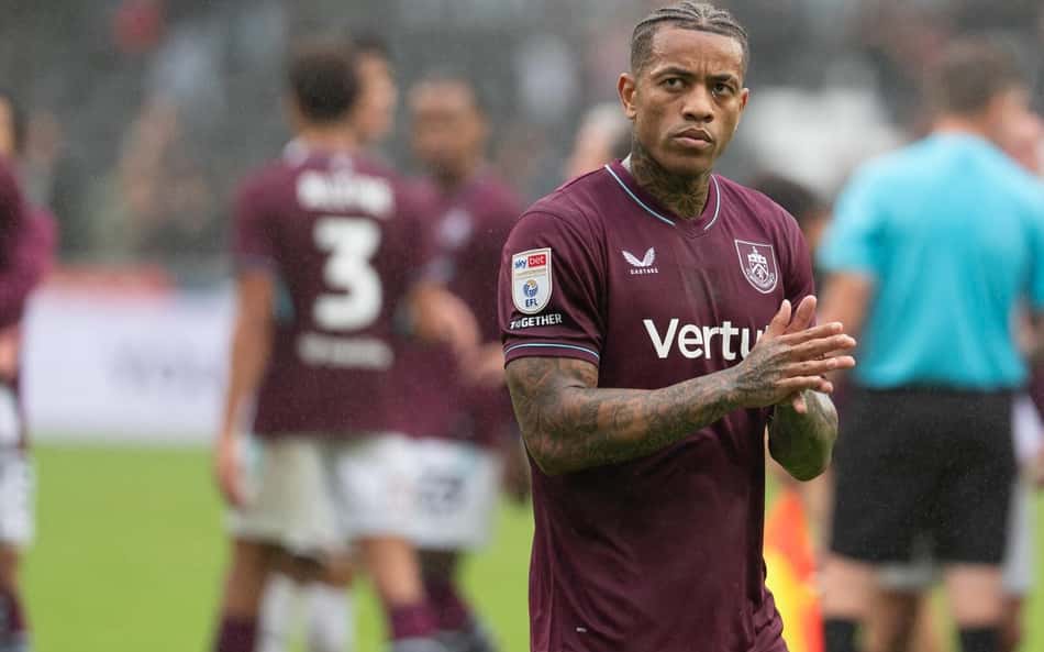 Igor Julio aplaude torcida do Burnley em jogo da Championship
