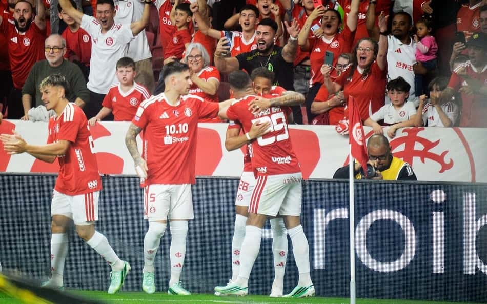 PORTO ALEGRE, RS, 07.10.2026 ? INTERNACIONAL ? CORINTHIANS ? O atacante Vitinho, da equipe do Internacional, comemora o seu gol na partida entre Internacional e Corinthians, válida pela 29 a. rodada do Campeonato Brasileiro de Futebol 2026, no Estádio Beira-Rio, em Porto Alegre, nesta quarta-feira (07).(Foto: Donaldo Hadlich/Código 19/Folhapress)