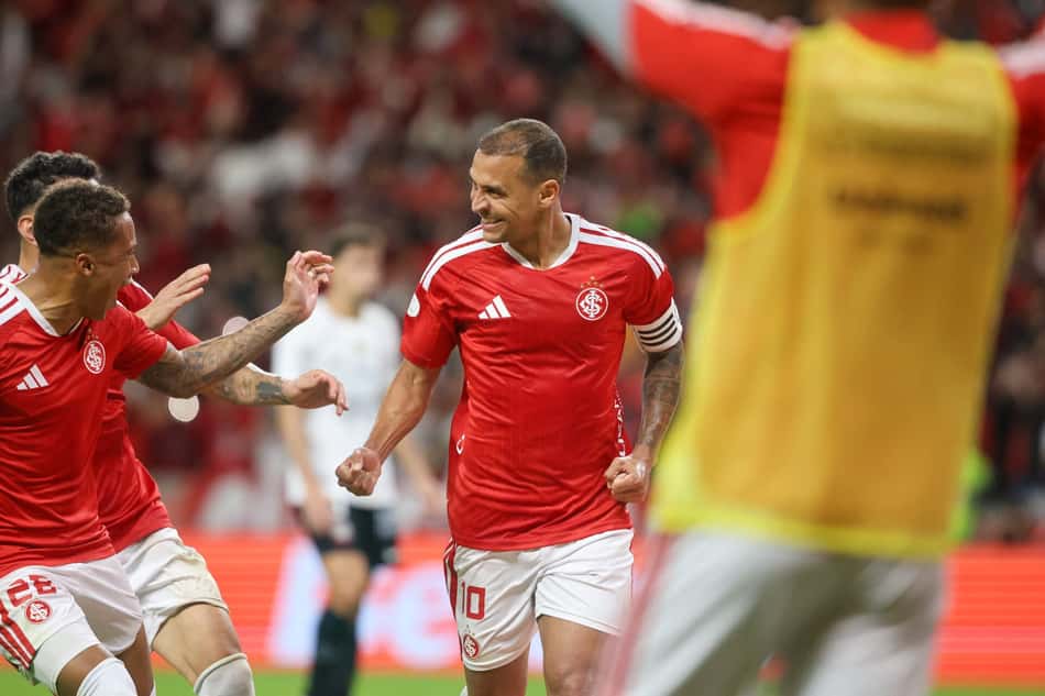 Alan Patrick comemora gol