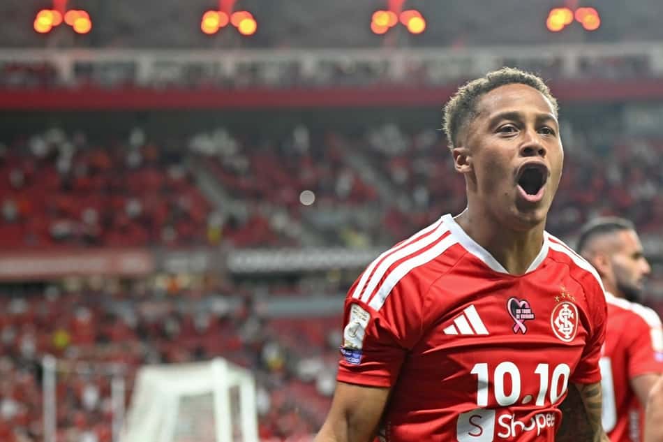 Vitinho comemora gol marcado