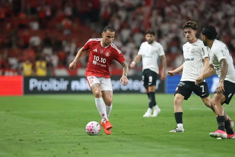 Bruno Gomes e Breno Bidon disputam a bola
