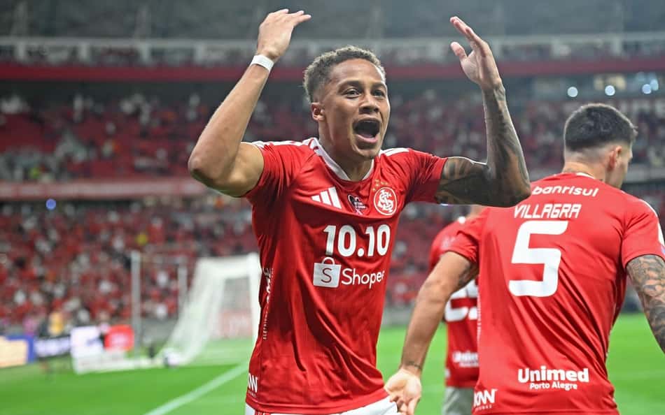 Vitinho comemora gol marcado