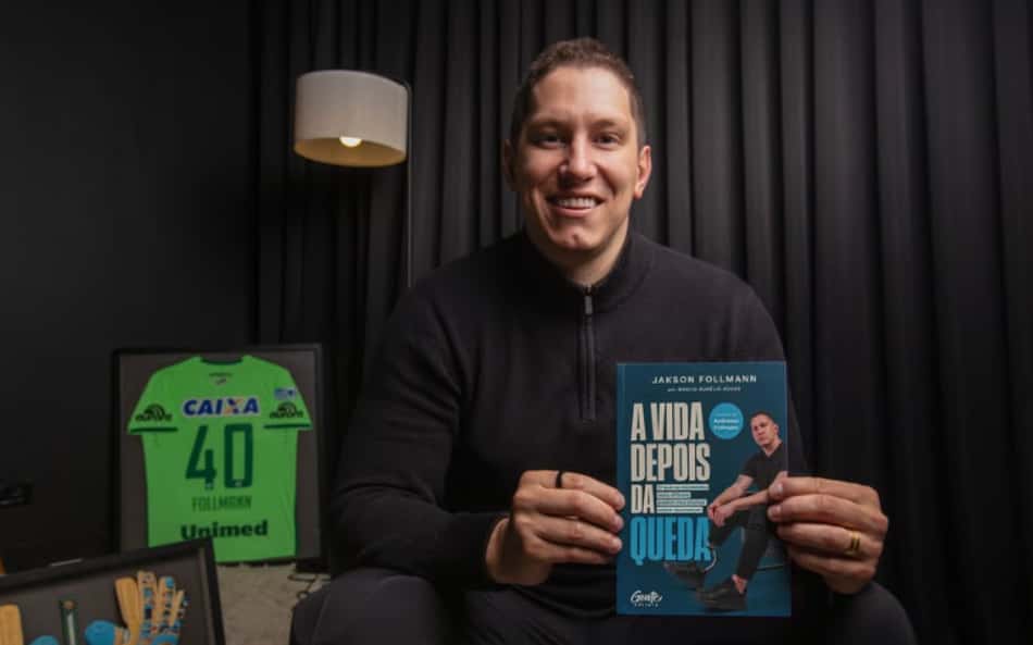 10 anos após acidente da Chape, Follmann detalha livro 'A Vida Depois da Queda'
