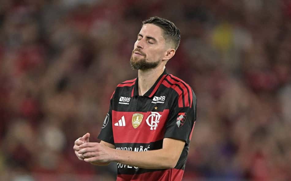 Jorginho, do Flamengo, lamentando contra o Estudiantes (Foto: Thiago Ribeiro/AGIF/Folhapress)