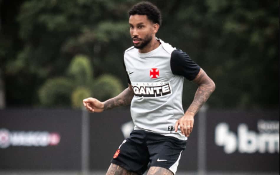 Jair durante treino do Vasco