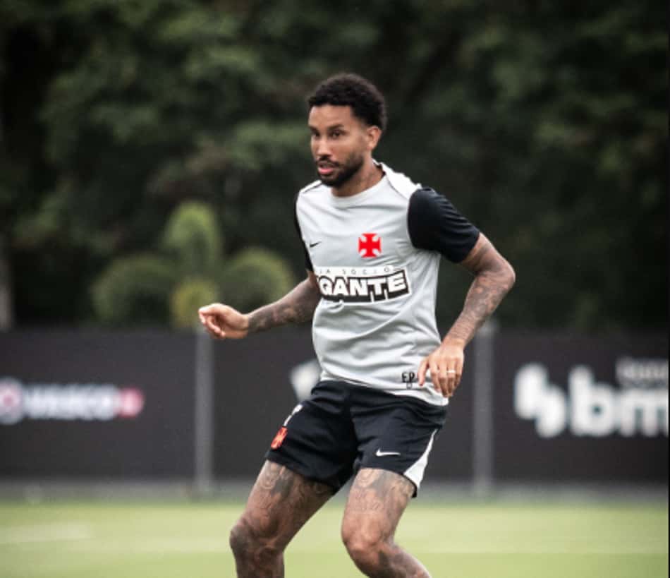 Jair durante treino do Vasco