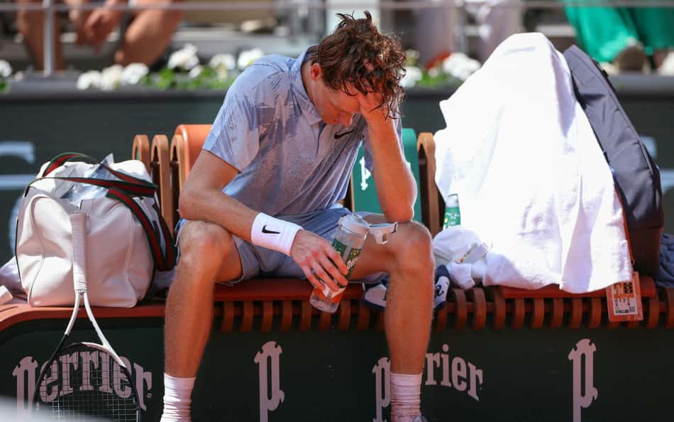 Jannik Sinner passa mal em partida contra Juan Manuel Cerúndolo em Roland Garros (Foto: ALAIN JOCARD / AFP)