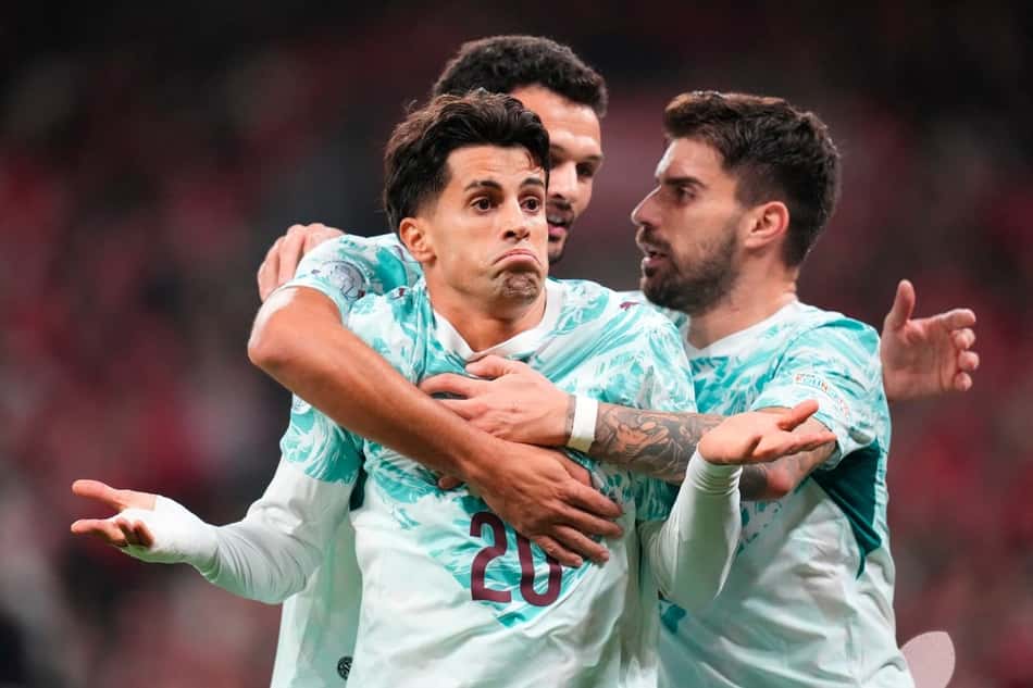 João Cancelo comemora o primeiro gol de Portugal sobre a Dinamarca