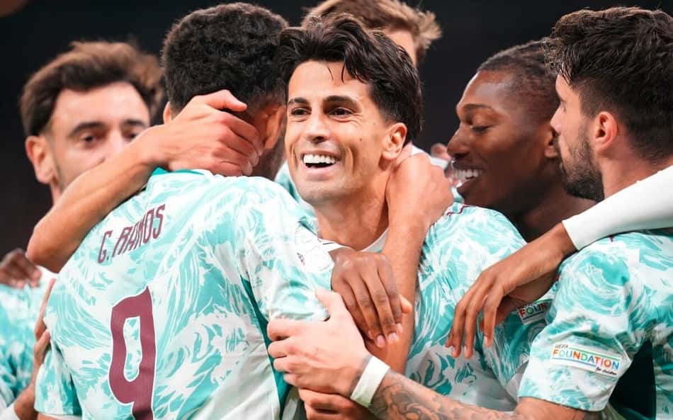 João Cancelo é abraçado ao abrir o placar para Portugal contra a DInamarca