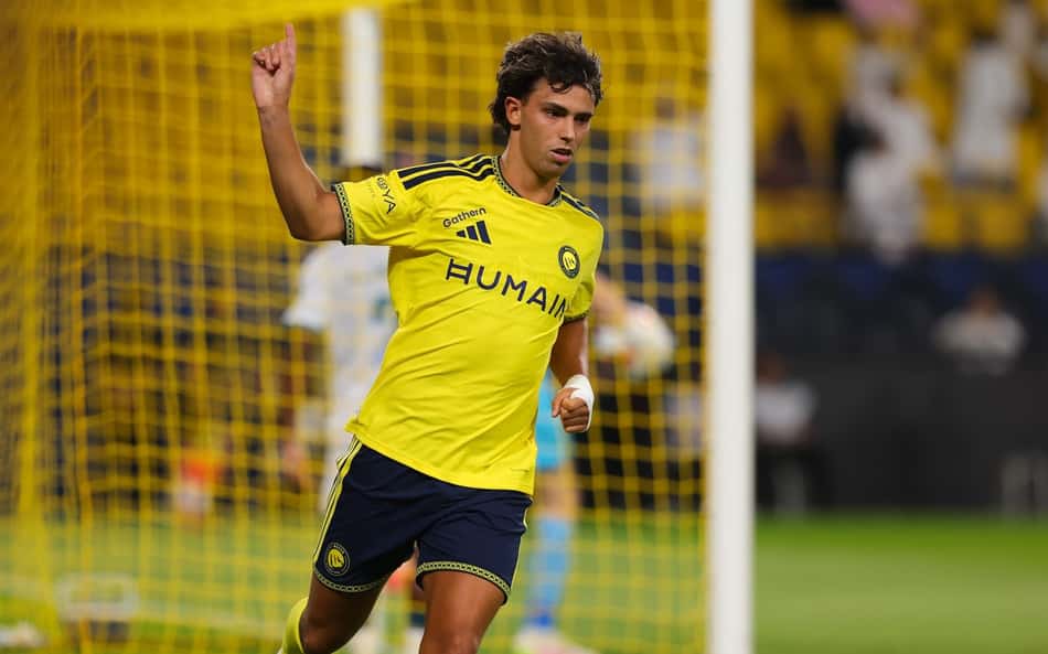 João Félix correndo apontando para o céu