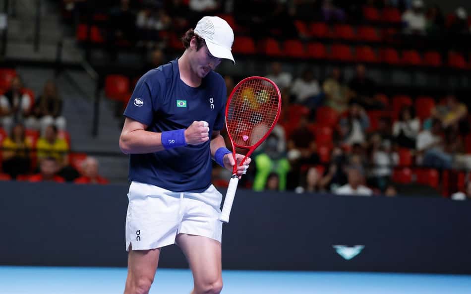 João Fonseca comemora ponto na vitória sobre o suíço Stricker na Davis
