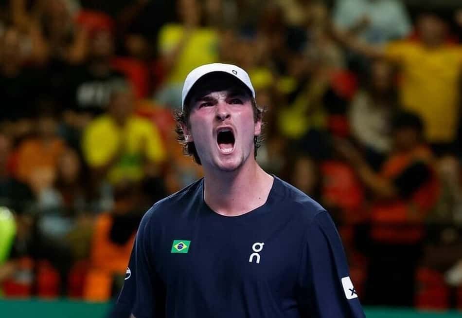 João Fonseca comemora ponto na vitória sobre o suiço Stricker na Davis