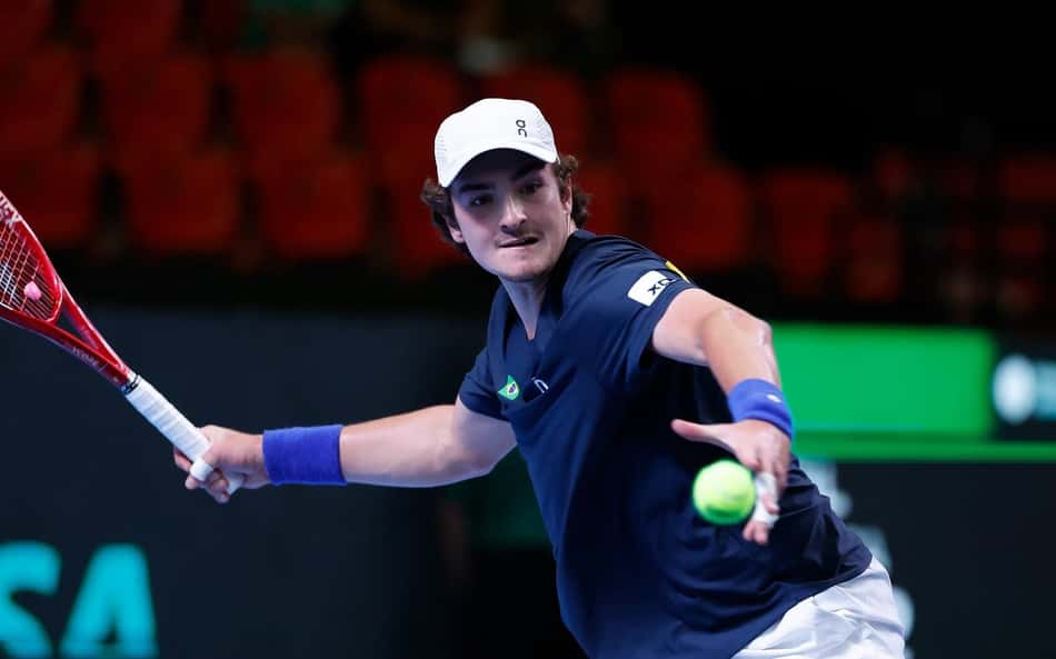 João Fonseca na partida contra o suíço Dominic Stricker na Copa Davis