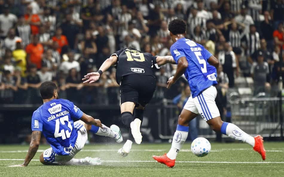 Cruzeiro: João Marcelo sente dores no joelho e passará por exames