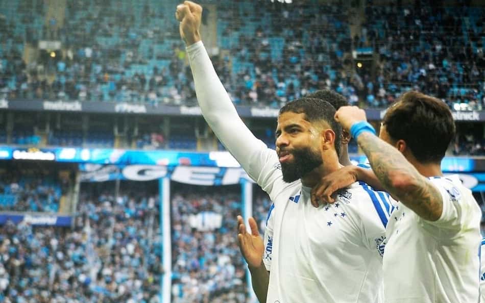 João Marcelo comemora gol ao lado de Kaio Jorge em campo, com torcedores ao fundo.