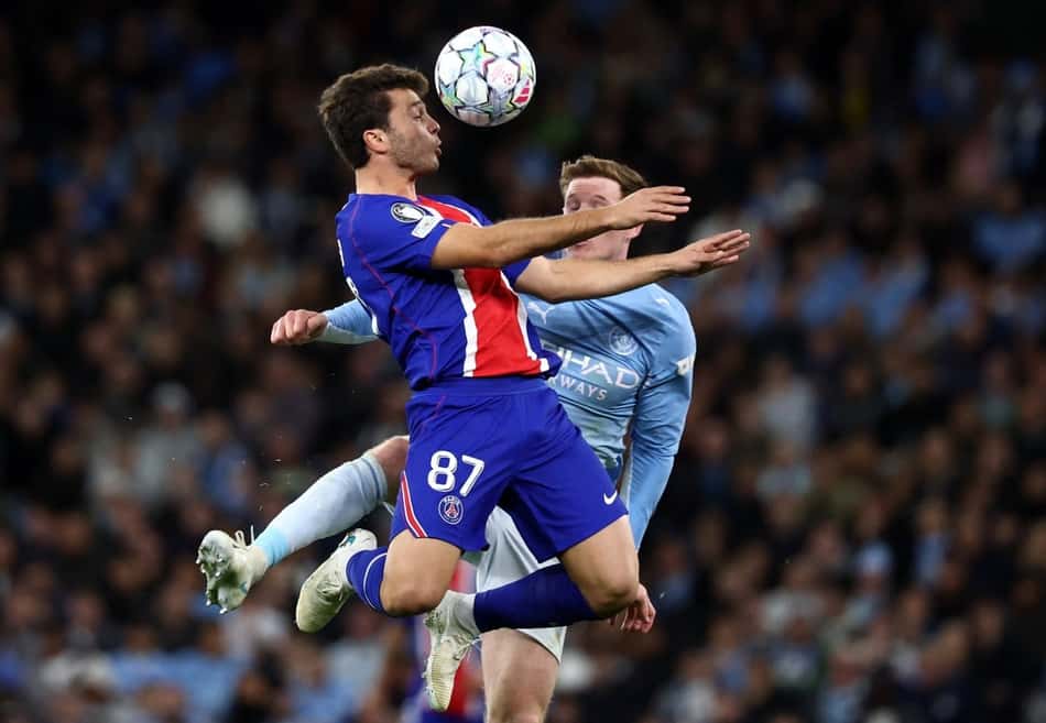João Neves em ação pelo PSG em jogo da Champions League contra o Manchester City