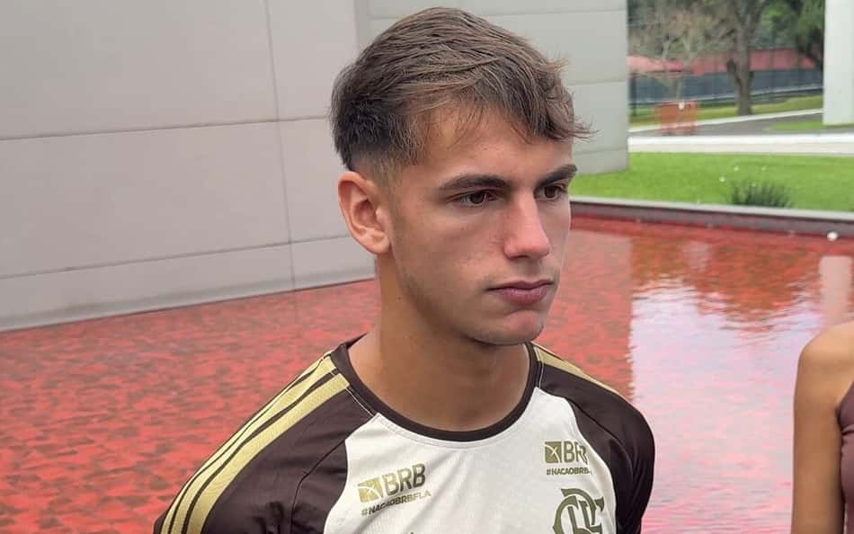 Joaquín Freitas conversa com a imprensa no Ninho do Urubu após treino do Flamengo