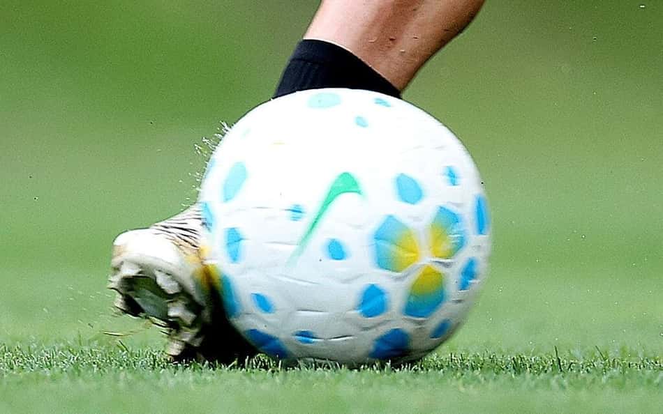 Jogador do Botafogo chuta a bola durante treino