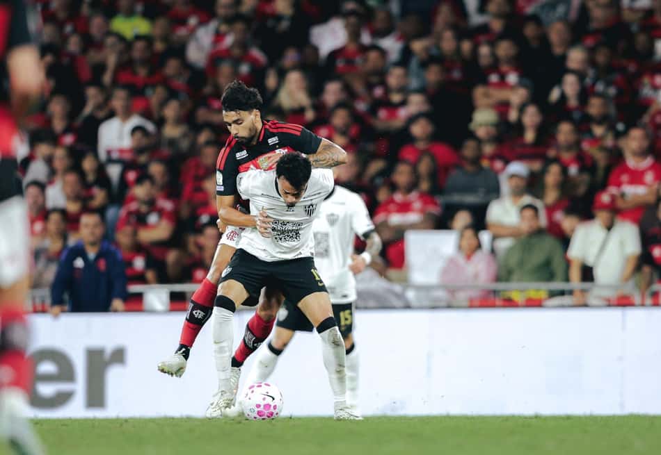 Jogador do Atlético recebe entrada de Paquetá, do Flamengo