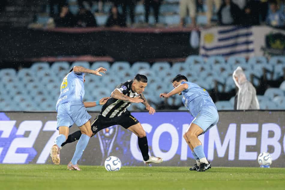 Jogador do Atlético tenta passar por dois defensores do Montevideo City Torque