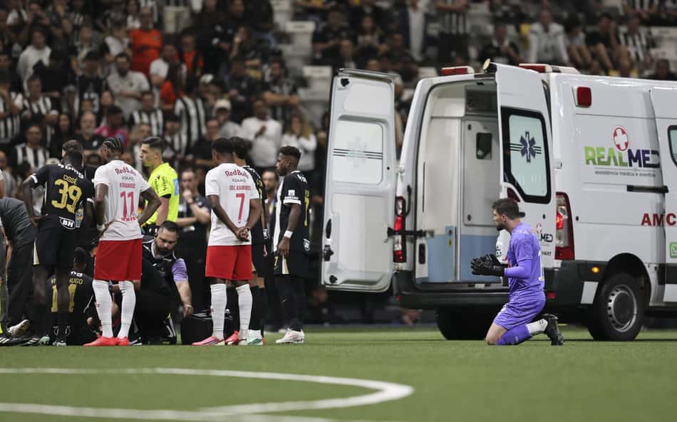 jogador do Bragantino deixa o campo de ambulância (Foto: Gilson Lobo/AGIF/Folhapress)