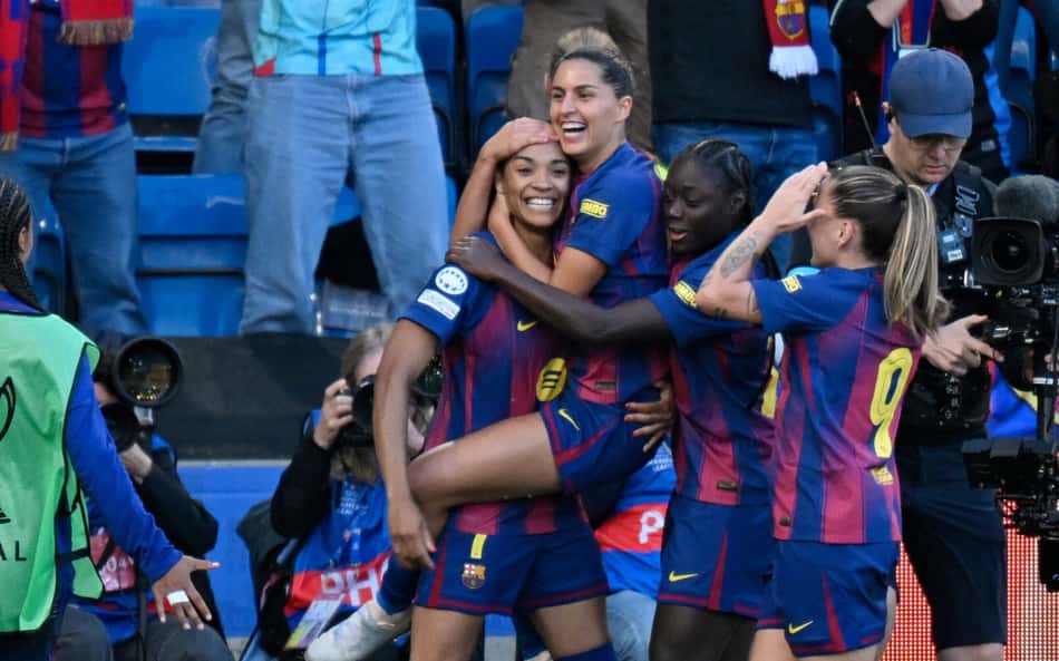 Jogadoras do time feminino de futebol do Barcelona comemorando gol