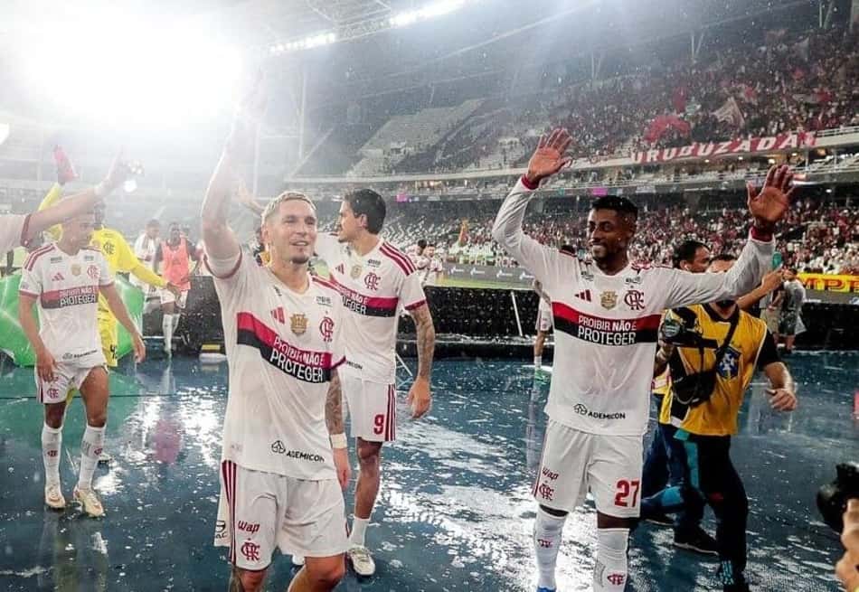 Flamengo fica mais perto do título após goleada, mas mantém cautela